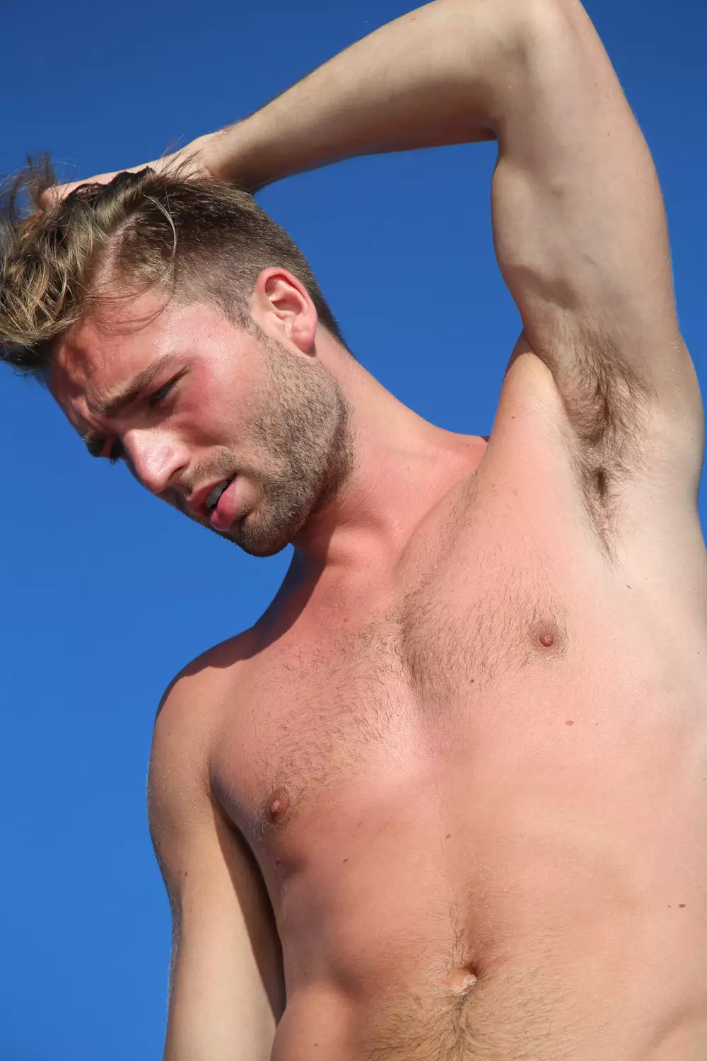 O impressionante retrato de Andrew Lehmann posando para uma sessão de retratos na praia pelo fotógrafo Michael Del Buono capturado na elegante modelagem em preto e branco Charlie da MZ e Garçon Model.