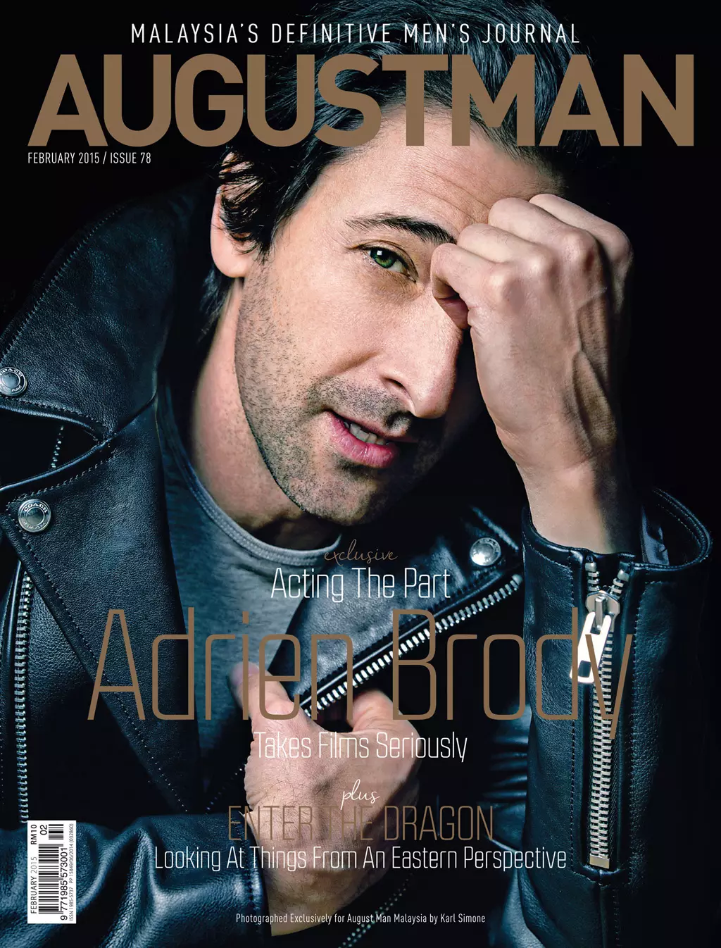 Mutambi Adrien Brody arikumisikidza lenzi yomutori wemifananidzo wefashoni weNYC Karl Simone weAugust Man Malaysia chinyorwa Kukadzi 2015. Creative Director naMelvin Chan, akagadzirwa naJenesee Utley. Iwe unogona kuverenga wongororo inonakidza yebasa raBrody semutambi, rakanyorwa naRubin Khoo, nepo mutambi ari kupfekedza zvipfeko zvefashoni seDolce & Gabbana, John Varvatos, Uniqlo naTommy Hilfiger pakati pevamwe.