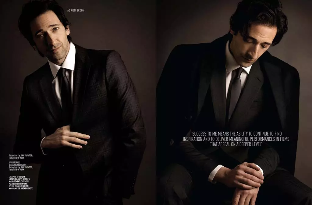 Igralec Adrien Brody pozira za objektiv NYC modnega fotografa Karla Simoneja za izdajo August Man Malaysia februarja 2015. Kreativni direktor Melvina Chana, stilizirala Jenesee Utley. Preberete lahko zelo zanimiv pregled Brodyjeve igralske kariere, ki ga je napisal Rubin Khoo, medtem ko igralec med drugim pozira v modnih oblačilih, kot so Dolce&Gabbana, John Varvatos, Uniqlo in Tommy Hilfiger.