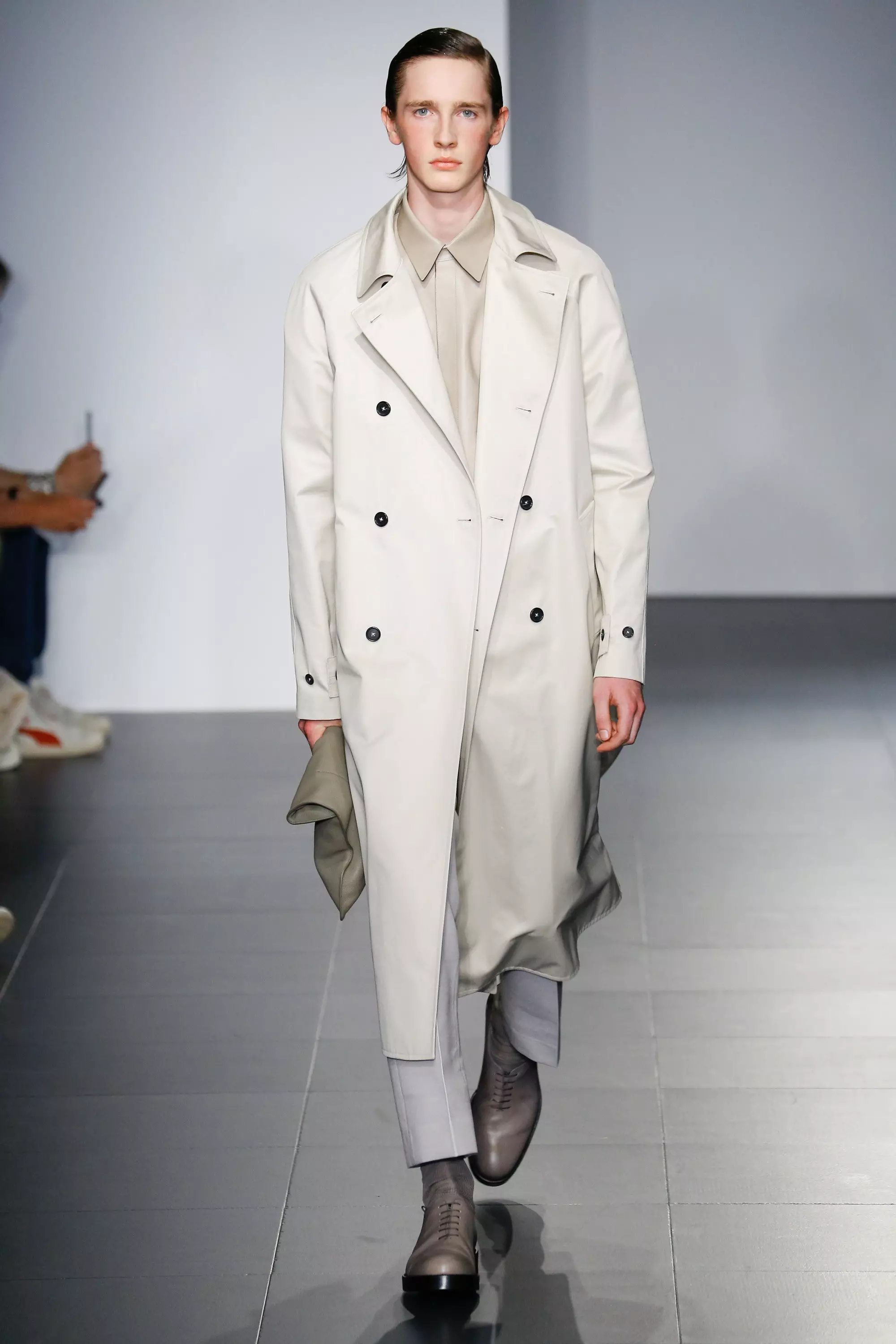 JIL SANDER MENSWEAR Caij Nplooj Ntoos Hlav 2017 MILAN (2)