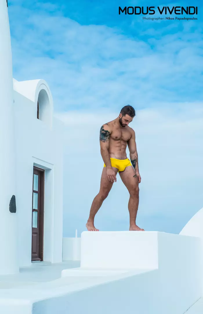 Simmer is krekt om 'e hoeke en Modus Vivendi is grutsk om mear fan har nije swimwear-kolleksje frij te litten foar 2015. Klassike styl giet noait út 'e moade en mei dit yn 't sin koe it Grykske merk net wjerstean, ynklusyf in ferskaat oan klassike swimbroeken en swimbroeken.