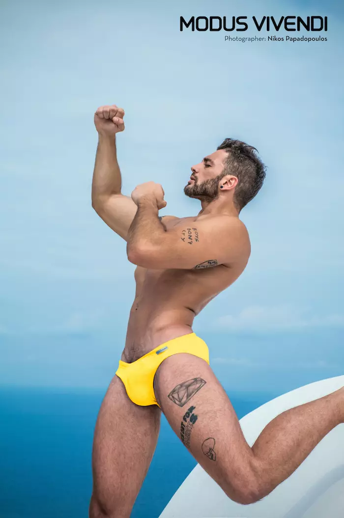 L'été approche à grands pas et Modus Vivendi est fier de lancer sa nouvelle collection de maillots de bain pour 2015. Le style classique ne se démode jamais et, gardant cela à l'esprit, la marque grecque n'a pas pu résister à l'idée d'inclure une gamme de slips de bain et de maillots de bain classiques.