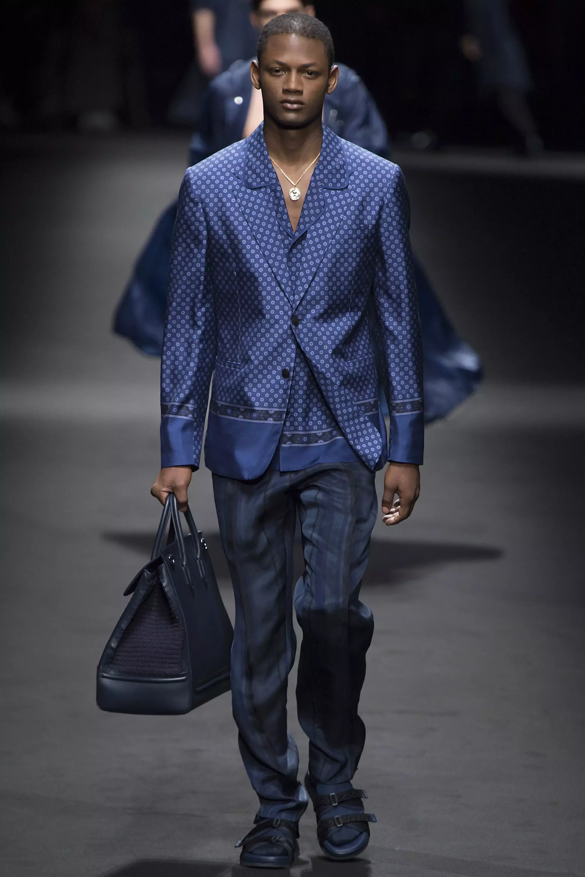 VERSACE MENSWEAR PAVASARA VASARAS 2017 MILĀNA (23)