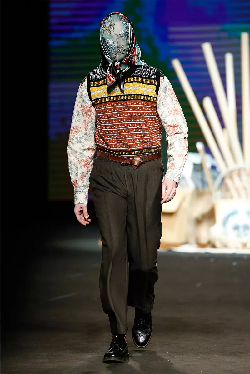 Eklektesch a verschiddenen Texturen Drécker sinn d'Experiment Manuel Bolaño presentéiert Paart fir Hierscht / Wanter 2015 Kollektioun op 080 Barcelona Fashion, mat Schal, Hiemer, Shorts a Stréckpullover, déi e Look vum Retro-Effekt erreechen.