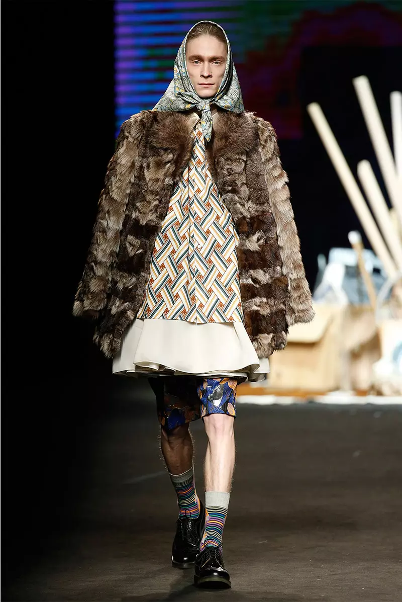 Eclectic in various textures Prints is the experience Manuel Bolaño presents gateway for Fall/Winter 2015 collection at 080 Barcelona Fashion, with scarves, shirts, shorts and knitted sweaters that achieve a look of retro effect.