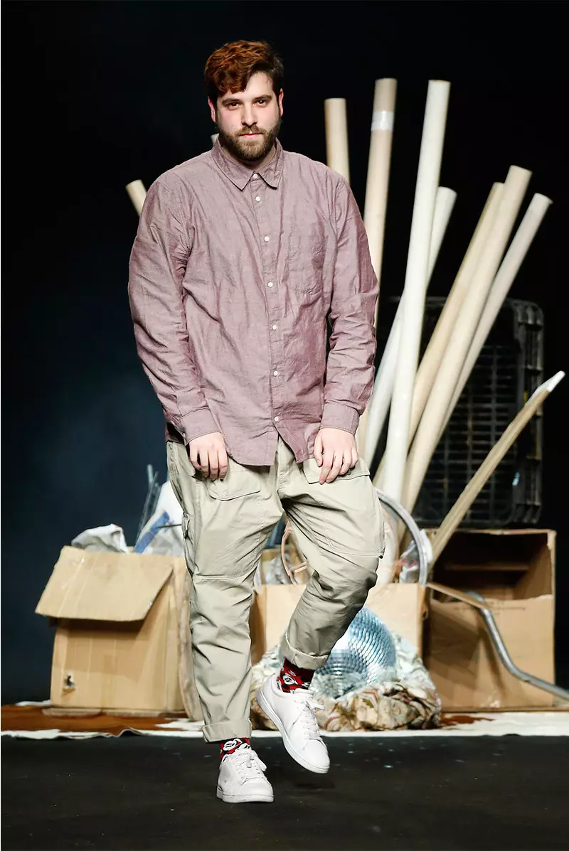 Eicléictiúil in uigeachtaí éagsúla Is iad priontaí an turgnamh a chuireann Manuel Bolaño i láthair mar gheata do bhailiúchán Fall / Winter 2015 ag 080 Barcelona Fashion, le scaifeanna, léinte, shorts agus geansaí cniotáilte a bhaineann cuma retro amach.